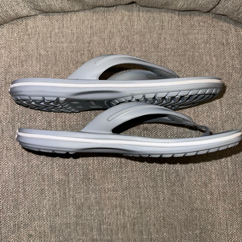 EUC Unisex Kids Juniors Size 2 Crocs Iconic Comfort Thong Flip Flops Gray/White - Picture 3 of 6